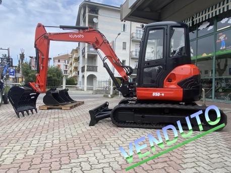 MINIESCAVATORE USATO KUBOTA U 50 CABINATO GIROSAGOMA - 4 BENNE incl GRIGLIATA - PARI NUOVO 