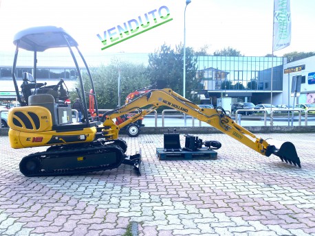 MINIESCAVATORE USATO NEW HOLLAND E 18 KOBELCO - PARI NUOVO - CON BENNE e PINZA LEGNA