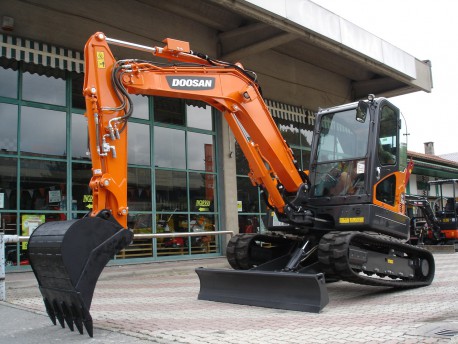 MINIESCAVATORE DOOSAN DX 62 R CABINATO GIROSAGOMA NUOVO
